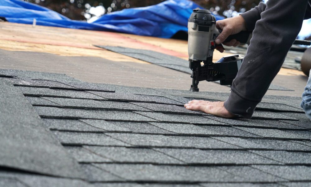 Why Should You Hire a Qualified Roofing Contractor Instead of Doing It Yourself?